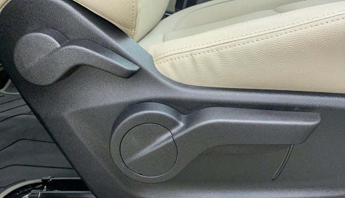 2018 Mahindra MARAZZO M8 7 STR, Diesel, Manual, 7,435 km, Driver Side Adjustment Panel