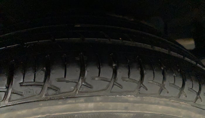 2016 Maruti Baleno DELTA CVT PETROL 1.2, Petrol, Automatic, 41,053 km, Right Front Tyre Tread
