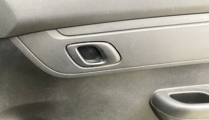 2017 Renault Kwid RXT 1.0 AMT (O), Petrol, Automatic, 29,668 km, Driver Side Door Panels Control