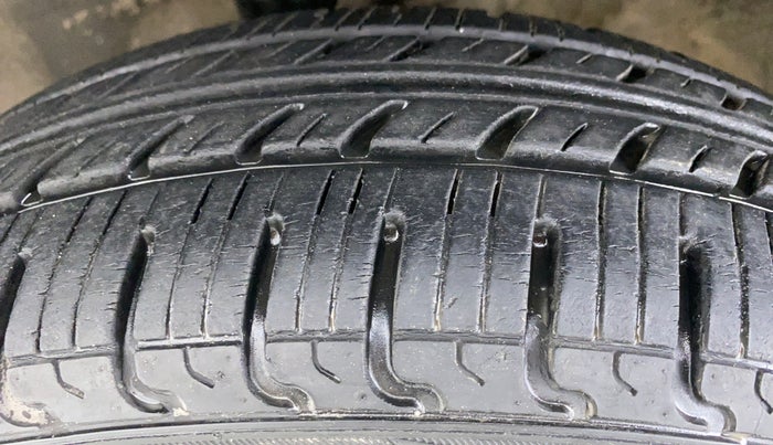 2011 Maruti Wagon R 1.0 VXI, Petrol, Manual, 28,979 km, Left Front Tyre Tread