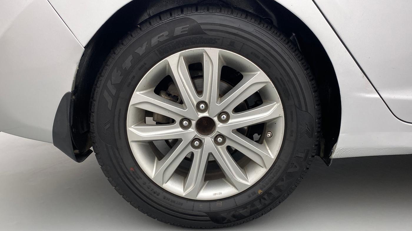 2015 Hyundai New Elantra 1.6 SX AT DIESEL, Diesel, Automatic, 1,07,335 km, Right Rear Wheel