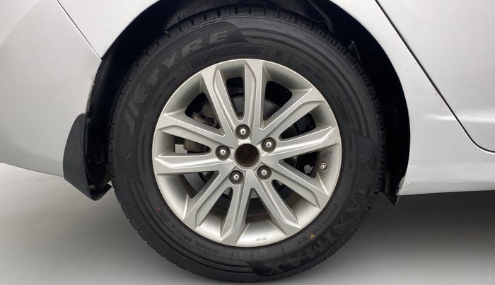 2015 Hyundai New Elantra 1.6 SX AT DIESEL, Diesel, Automatic, 1,07,335 km, Right Rear Wheel