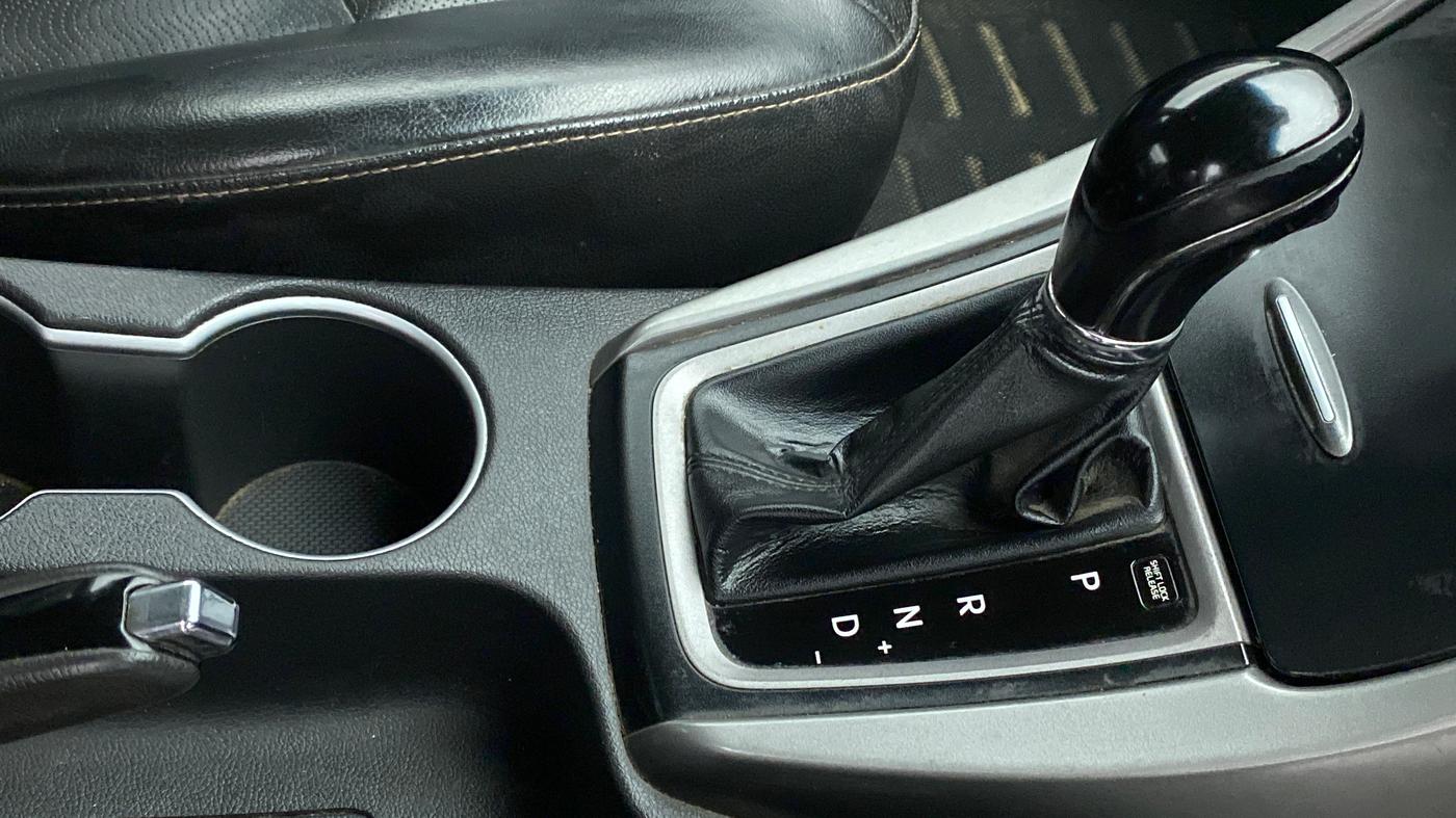 2015 Hyundai New Elantra 1.6 SX AT DIESEL, Diesel, Automatic, 1,07,335 km, Gear Lever