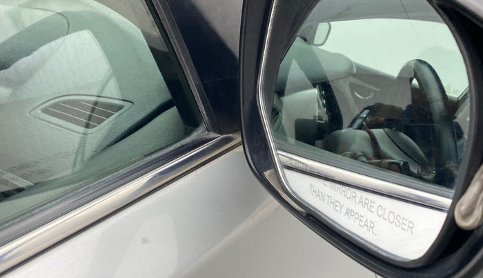 2015 Hyundai New Elantra 1.6 SX AT DIESEL, Diesel, Automatic, 1,07,335 km, Right rear-view mirror - Mirror motor not working