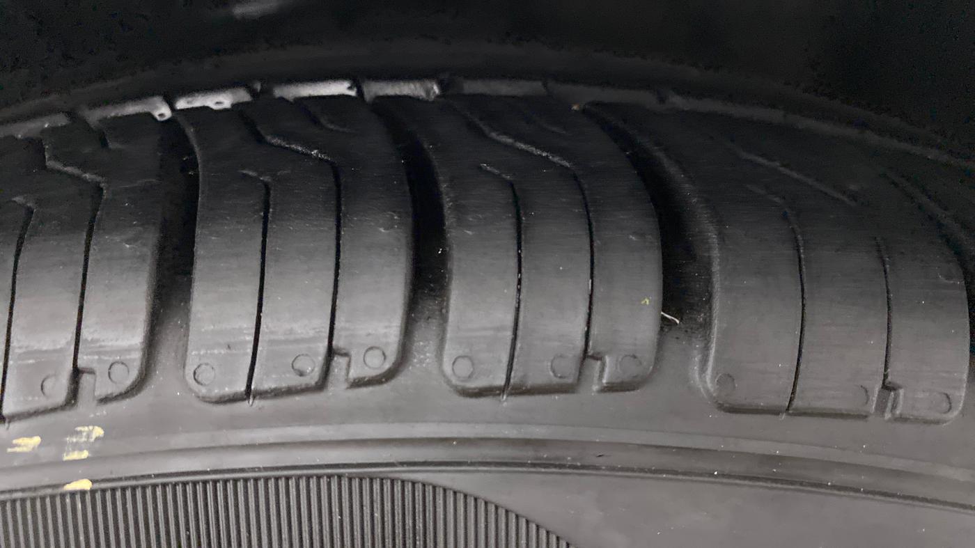 2015 Hyundai New Elantra 1.6 SX AT DIESEL, Diesel, Automatic, 1,07,335 km, Right Front Tyre Tread