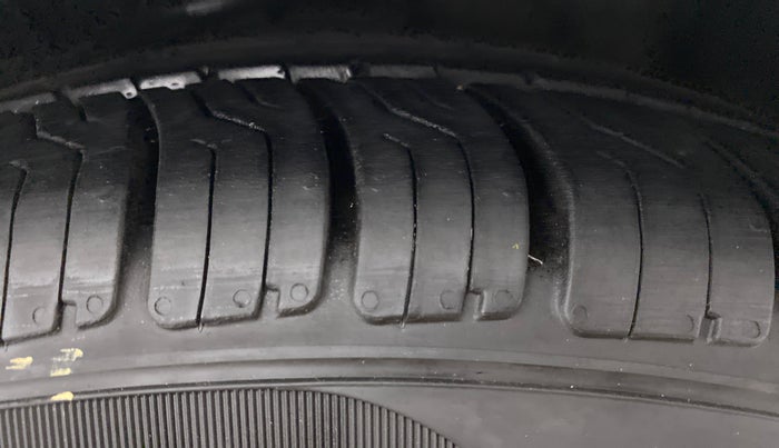 2015 Hyundai New Elantra 1.6 SX AT DIESEL, Diesel, Automatic, 1,07,335 km, Right Front Tyre Tread