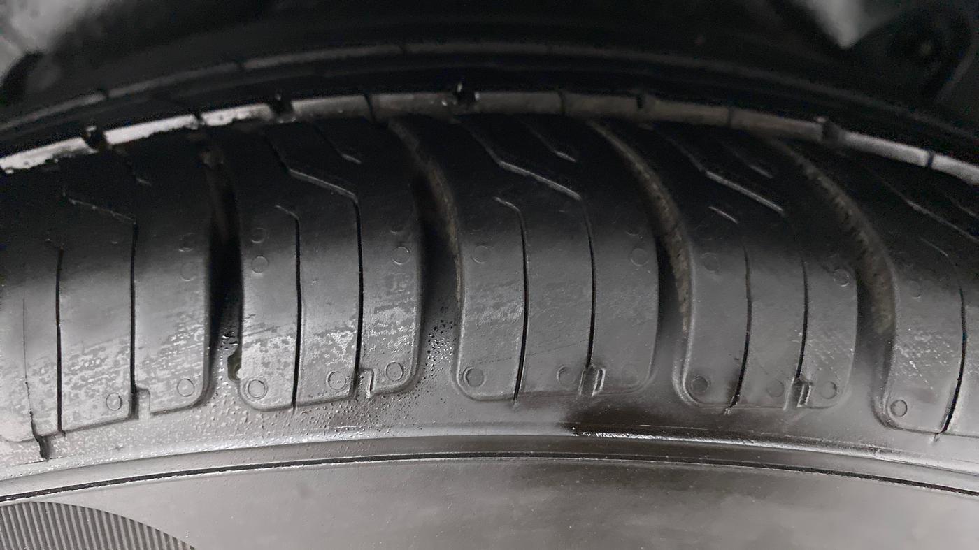 2015 Hyundai New Elantra 1.6 SX AT DIESEL, Diesel, Automatic, 1,07,335 km, Right Rear Tyre Tread