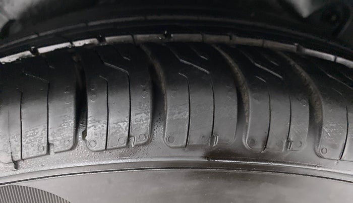 2015 Hyundai New Elantra 1.6 SX AT DIESEL, Diesel, Automatic, 1,07,335 km, Right Rear Tyre Tread