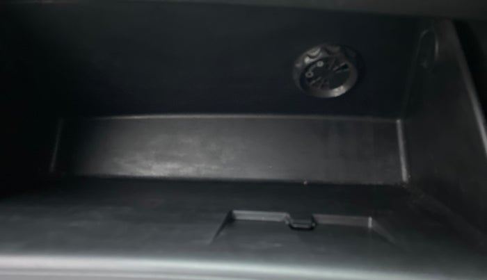 2015 Hyundai New Elantra 1.6 SX AT DIESEL, Diesel, Automatic, 1,07,335 km, Cooled Glove Box