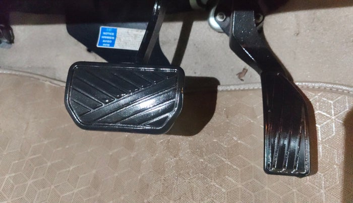 2016 Maruti Ciaz ZXI AT, CNG, Automatic, 85,876 km, Pedals