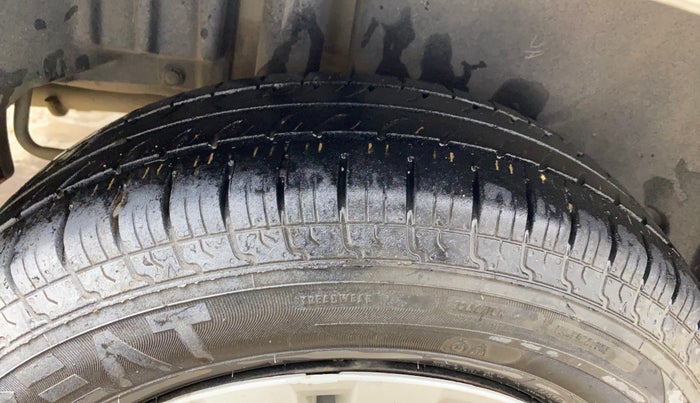 2014 Maruti Swift Dzire VXI, Petrol, Manual, 1,04,099 km, Right Rear Tyre Tread