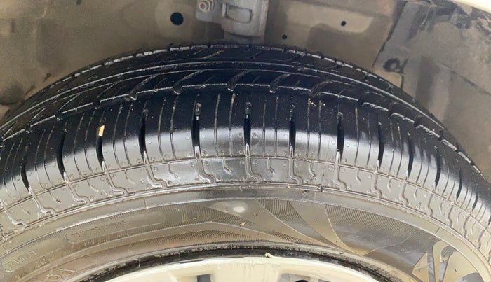 2014 Maruti Swift Dzire VXI, Petrol, Manual, 1,04,099 km, Right Front Tyre Tread