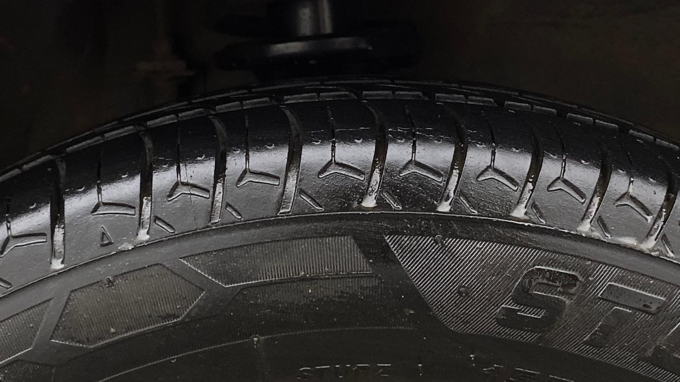 2013 Maruti Alto K10 LXI, Petrol, Manual, 67,728 km, Right Front Tyre Tread