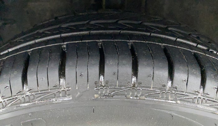2013 Toyota Etios Liva G, Petrol, Manual, 64,652 km, Left Front Tyre Tread