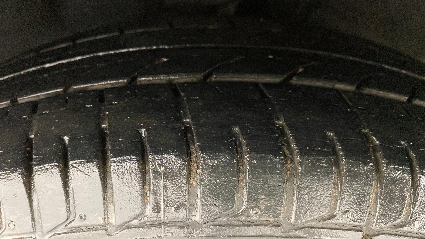 2011 Hyundai i10 SPORTZ 1.2, Petrol, Manual, 23,284 km, Right Front Tyre Tread