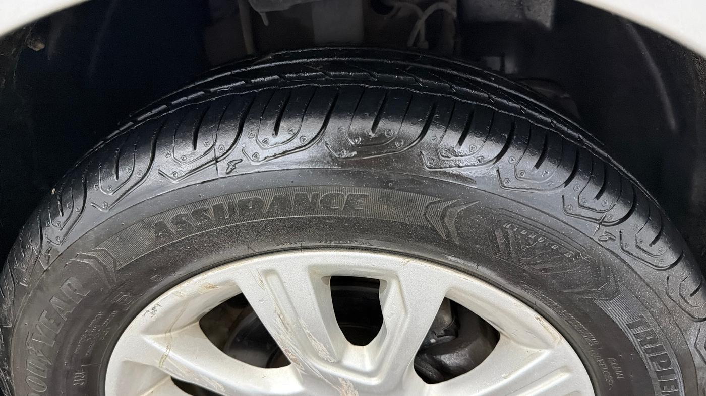 2016 Tata Tiago XZ PETROL, Petrol, Manual, 30,394 km, Right Front Tyre Tread