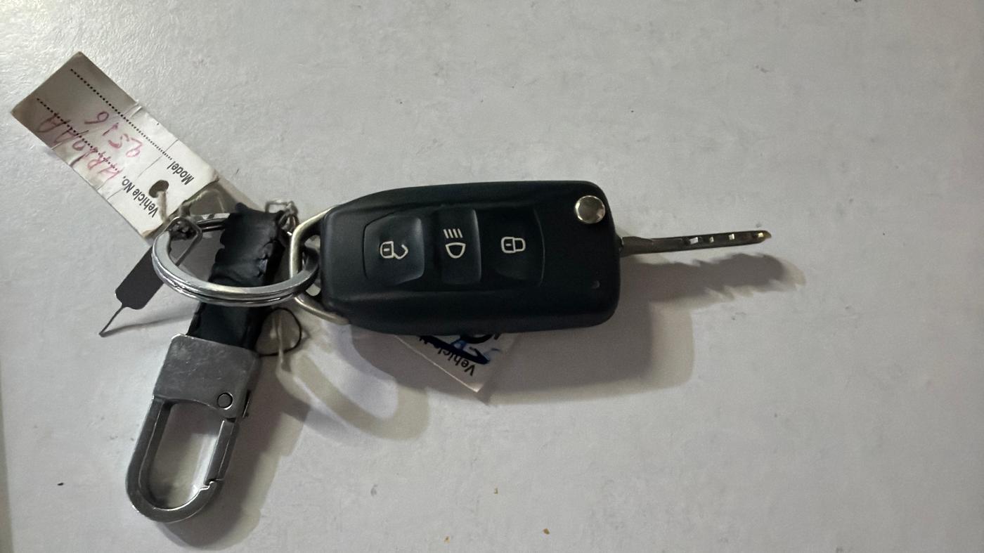 2016 Tata Tiago XZ PETROL, Petrol, Manual, 30,394 km, Key Close Up