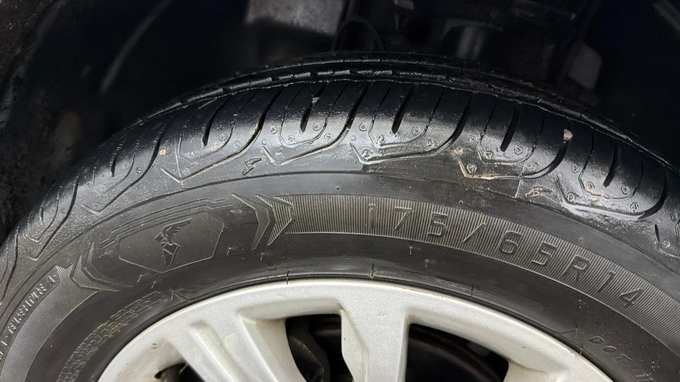 2016 Tata Tiago XZ PETROL, Petrol, Manual, 30,394 km, Left Front Tyre Tread