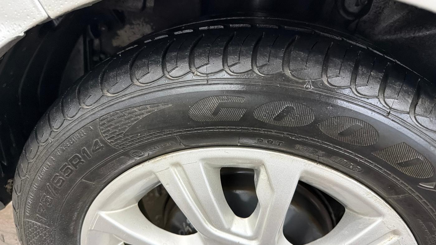 2016 Tata Tiago XZ PETROL, Petrol, Manual, 30,394 km, Right Rear Tyre Tread