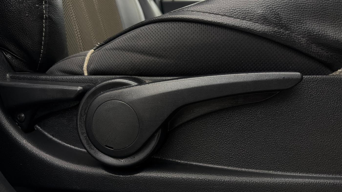 2016 Tata Tiago XZ PETROL, Petrol, Manual, 30,394 km, Driver Side Adjustment Panel