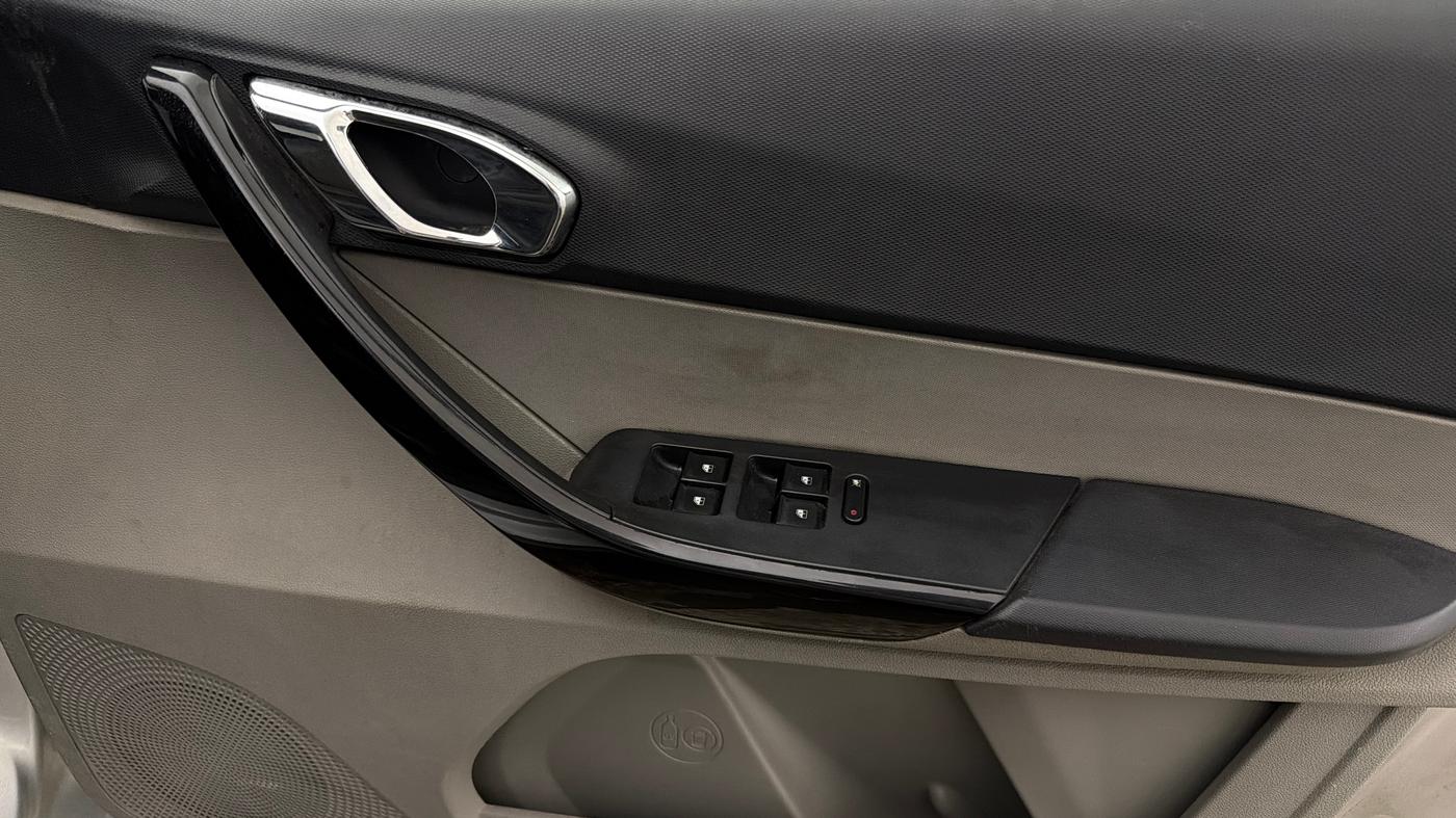 2016 Tata Tiago XZ PETROL, Petrol, Manual, 30,394 km, Driver Side Door Panels Control