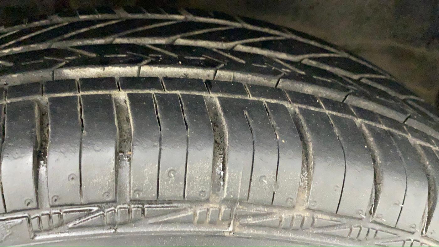 2011 Maruti Wagon R 1.0 VXI, Petrol, Manual, 64,895 km, Right Front Tyre Tread