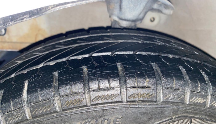 2017 Hyundai Eon ERA +, Petrol, Manual, 32,147 km, Left Front Tyre Tread