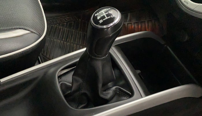 2017 Maruti Baleno ZETA PETROL 1.2, Petrol, Manual, 34,538 km, Gear lever - Boot cover slightly torn
