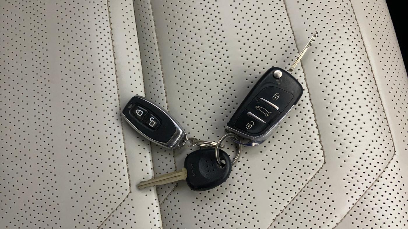 2023 KIA CARENS PRESTIGE 1.5 PETROL 7 STR, Petrol, Manual, 52,636 km, Key Close Up