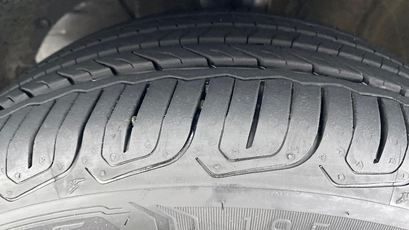 2020 Maruti Swift ZXI + AMT, Petrol, Automatic, 21,230 km, Left Front Tyre Tread