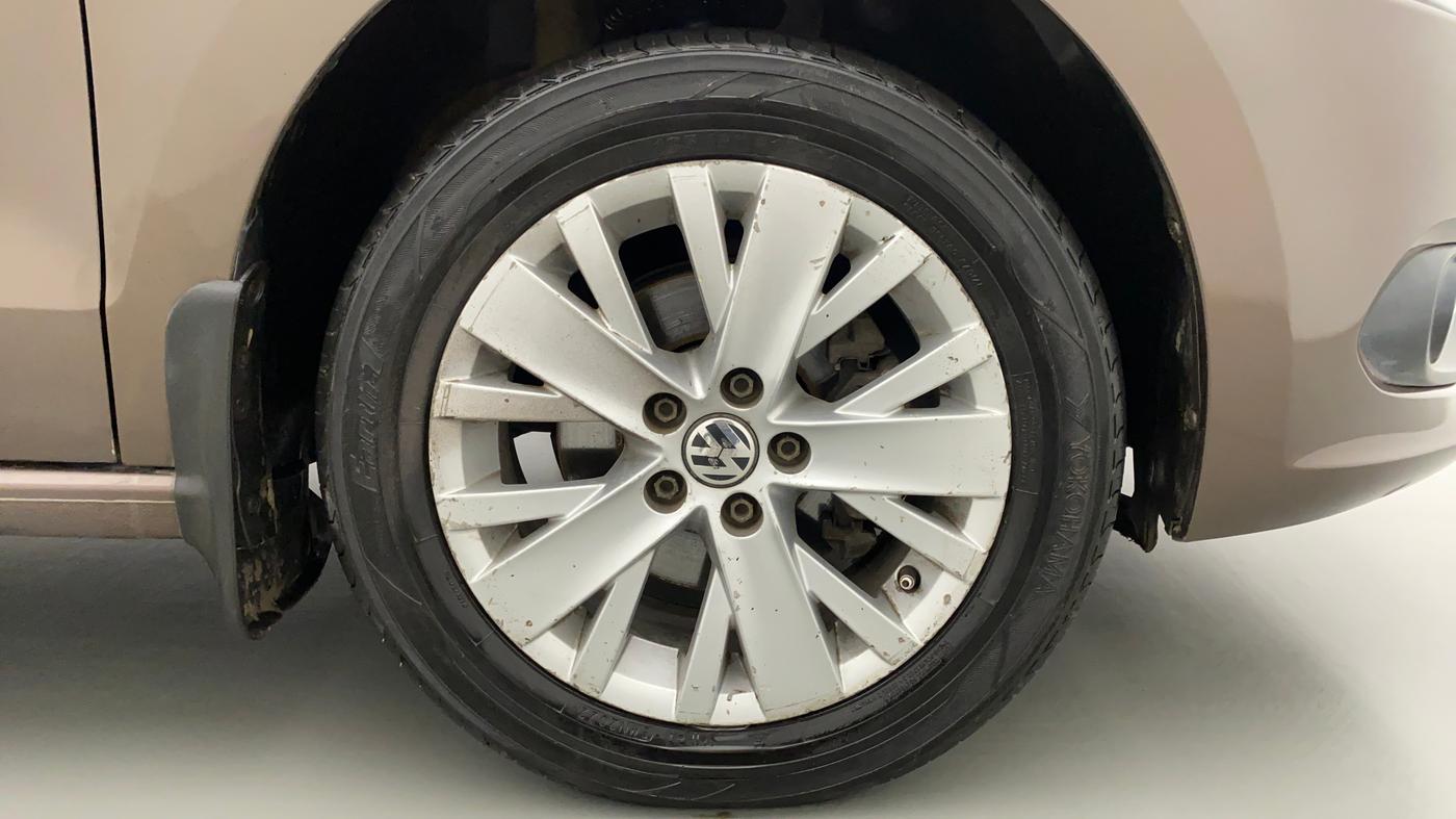 2015 Volkswagen Vento HIGHLINE TDI AT, Diesel, Automatic, 60,597 km, Right Front Wheel