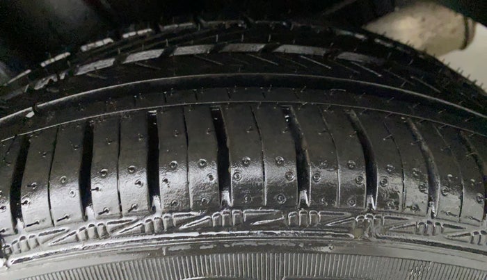 2015 Volkswagen Vento HIGHLINE TDI AT, Diesel, Automatic, 60,597 km, Left Front Tyre Tread