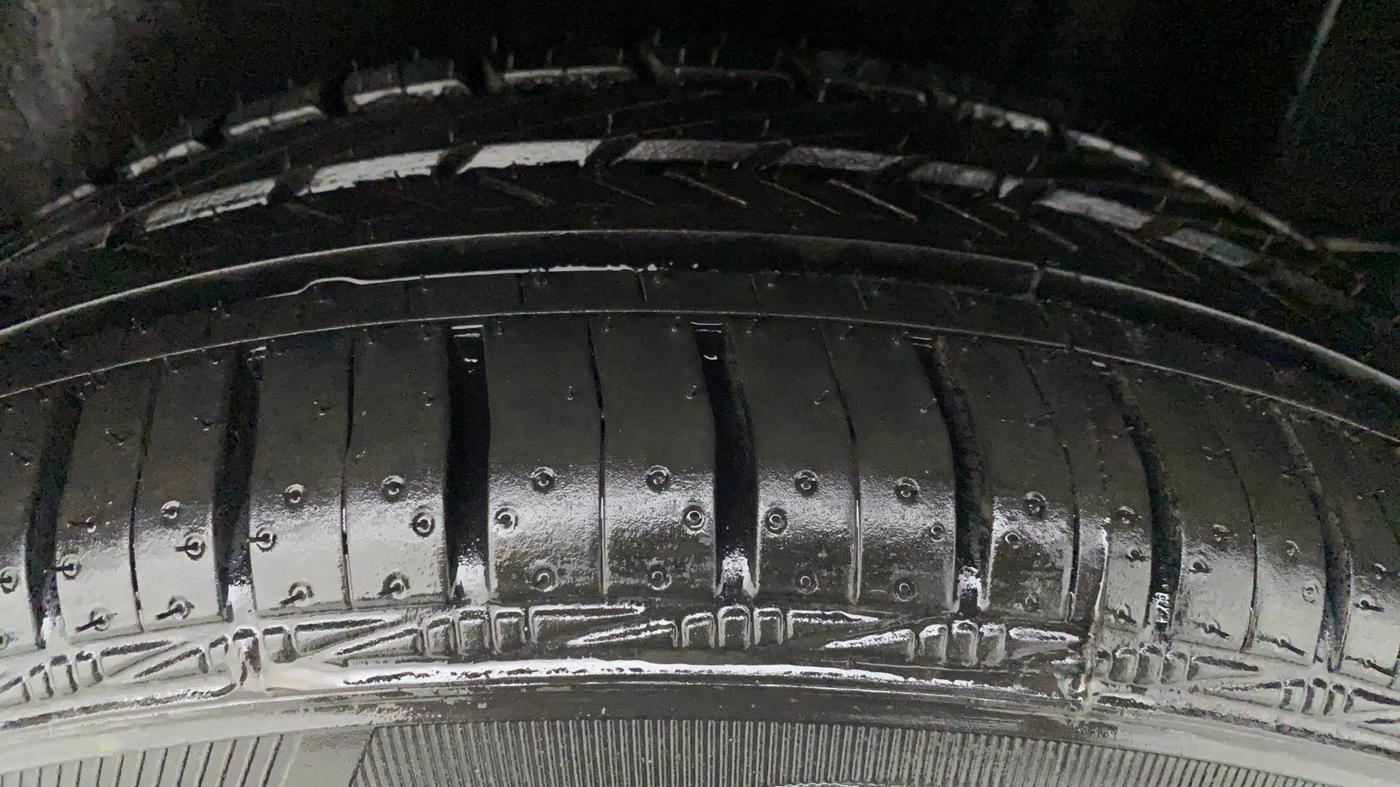 2015 Volkswagen Vento HIGHLINE TDI AT, Diesel, Automatic, 60,597 km, Right Front Tyre Tread