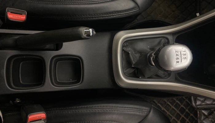 2015 Maruti S Cross DELTA 1.6, Diesel, Manual, 94,957 km, Gear Lever