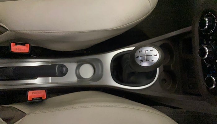 2017 Renault Duster RXL PETROL, Petrol, Manual, 73,012 km, Gear Lever