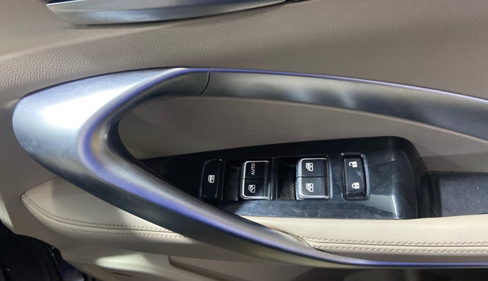 2021 MG HECTOR SHARP 1.5 PETROL CVT, Petrol, Automatic, 83,570 km, Driver Side Door Panels Control