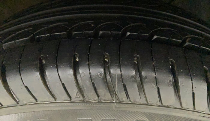 2016 Hyundai Elite i20 MAGNA 1.2, CNG, Manual, 38,313 km, Right Front Tyre Tread