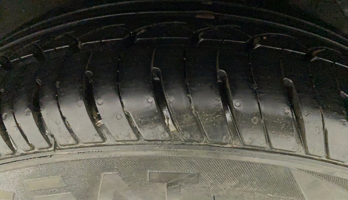 2016 Hyundai Elite i20 MAGNA 1.2, CNG, Manual, 38,313 km, Left Rear Tyre Tread