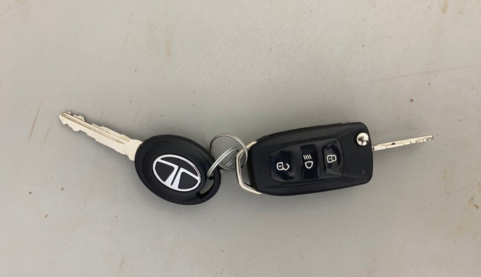 2017 Tata Tiago XZ PETROL, Petrol, Manual, 27,861 km, Key Close Up