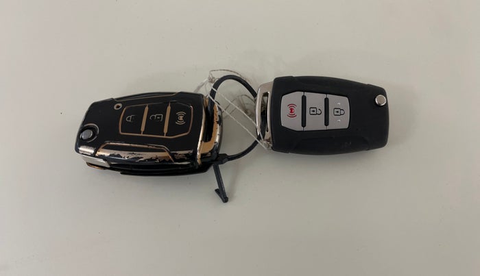 2019 Mahindra XUV300 W8 (O) 1.2 PETROL, Petrol, Manual, 75,045 km, Key Close Up
