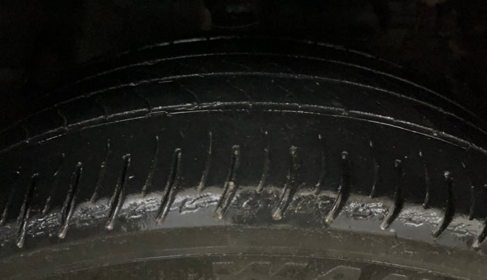 2019 Mahindra XUV300 W8 (O) 1.2 PETROL, Petrol, Manual, 75,045 km, Right Front Tyre Tread