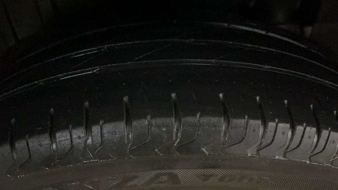 2019 Mahindra XUV300 W8 (O) 1.2 PETROL, Petrol, Manual, 75,026 km, Right Rear Tyre Tread