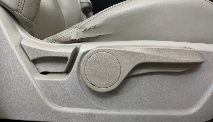 2019 Mahindra XUV300 W8 (O) 1.2 PETROL, Petrol, Manual, 75,045 km, Driver Side Adjustment Panel