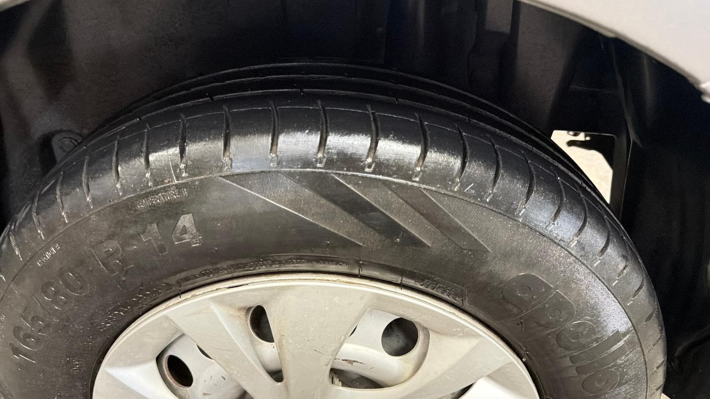 2016 Maruti Swift LXI (O), Petrol, Manual, 75,404 km, Left Rear Tyre Tread