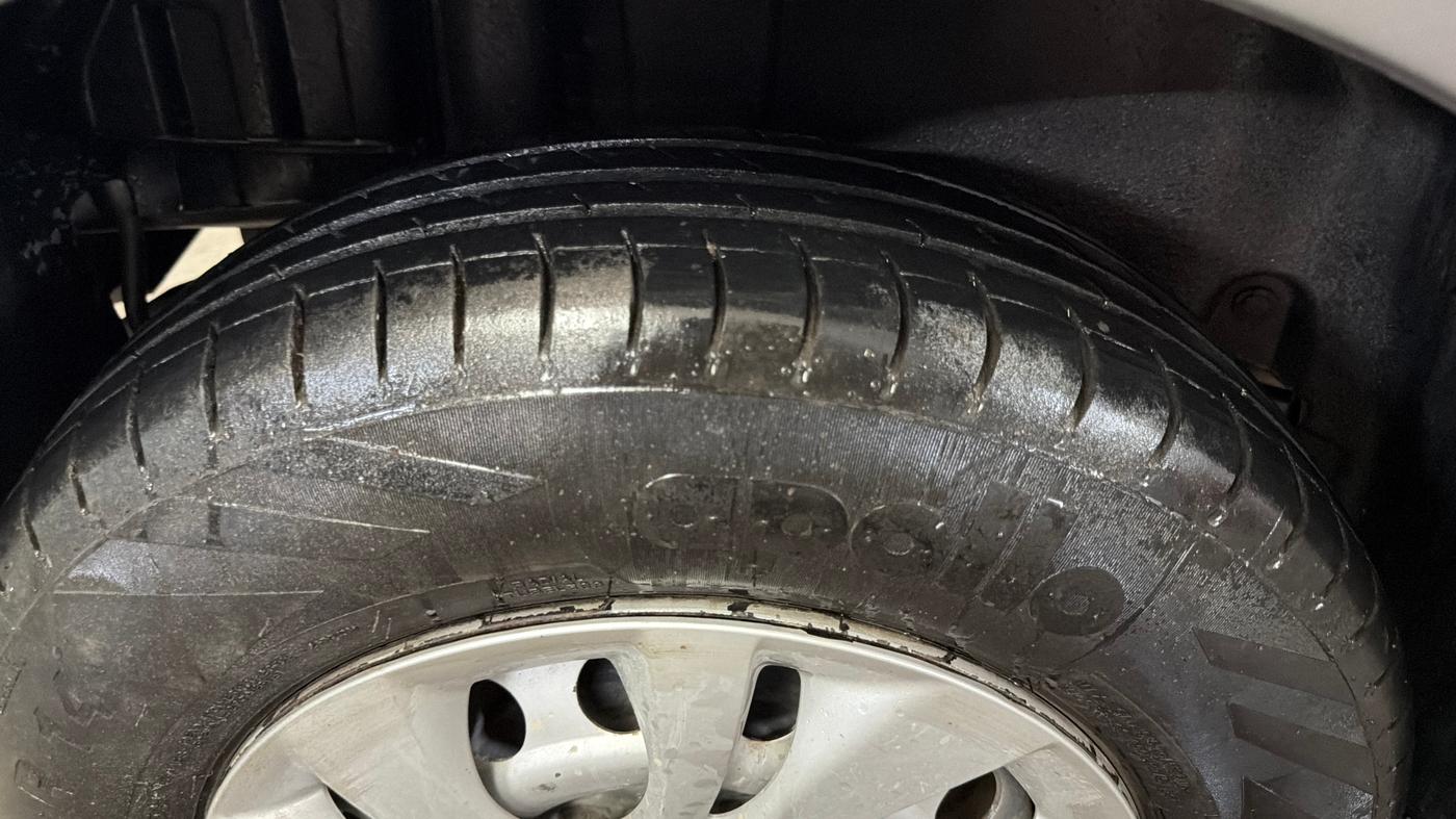 2016 Maruti Swift LXI (O), Petrol, Manual, 75,404 km, Right Rear Tyre Tread