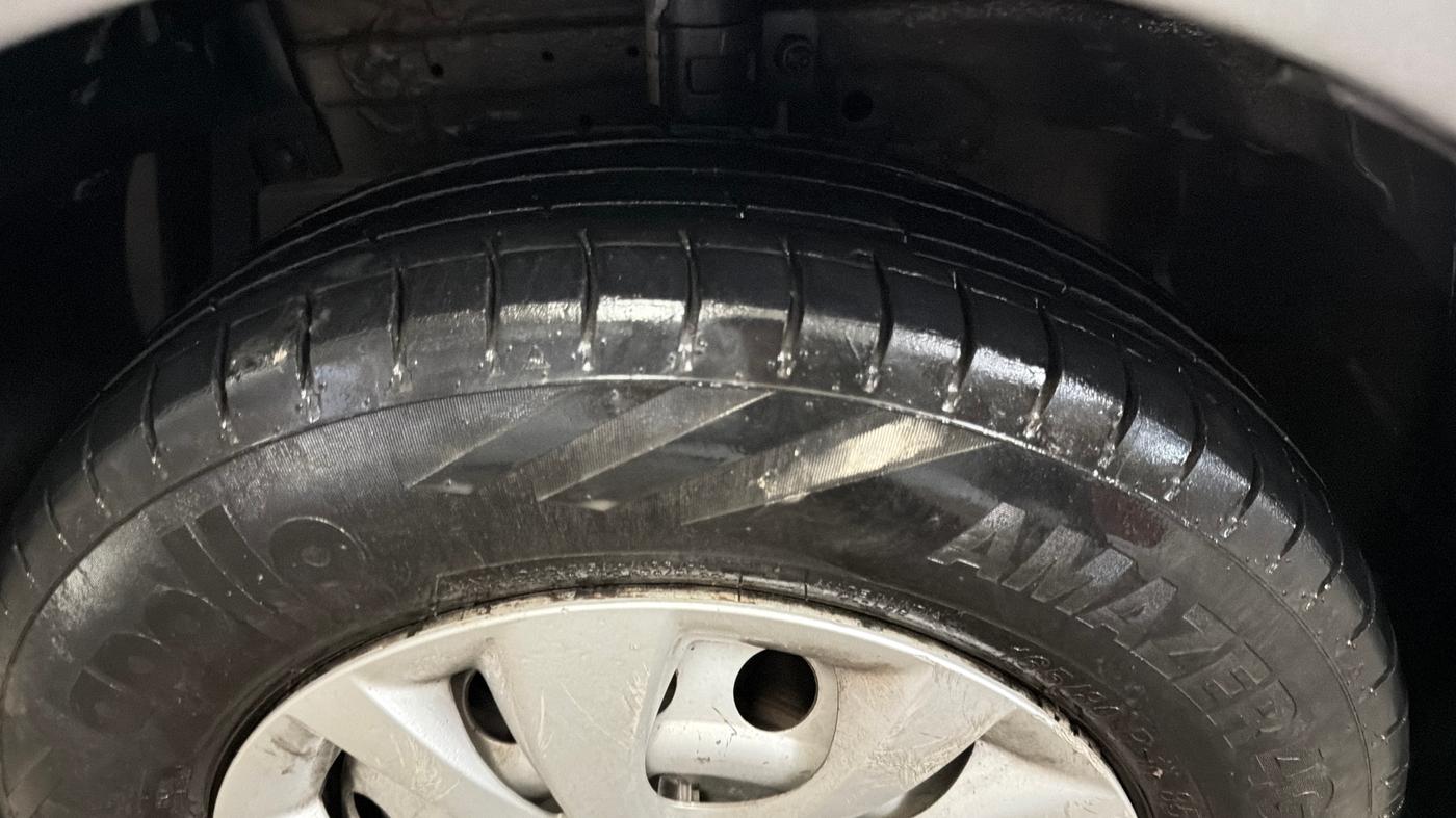 2016 Maruti Swift LXI (O), Petrol, Manual, 75,404 km, Left Front Tyre Tread