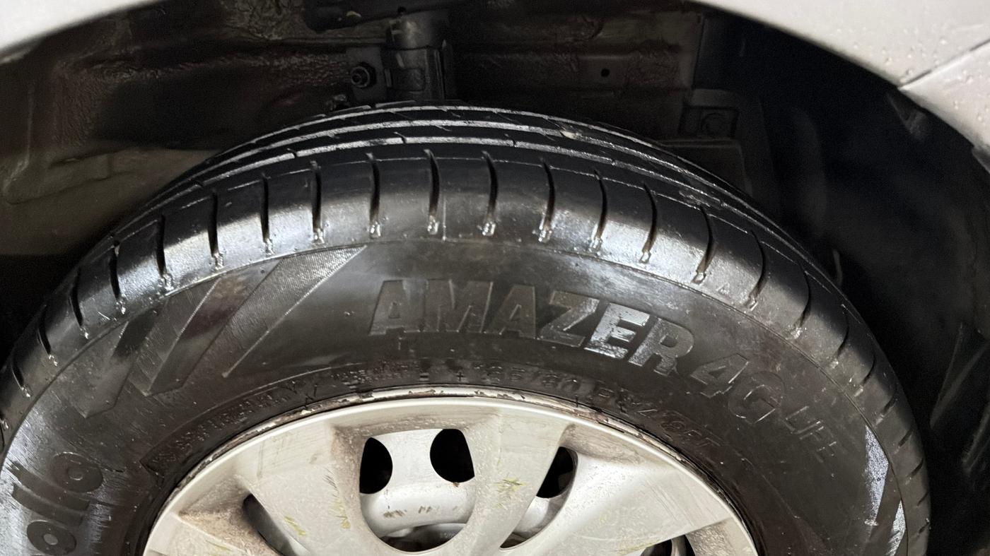 2016 Maruti Swift LXI (O), Petrol, Manual, 75,404 km, Right Front Tyre Tread