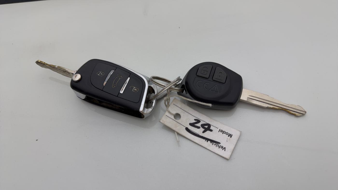 2017 Maruti Swift Dzire LXI, Petrol, Manual, 1,07,069 km, Key Close Up