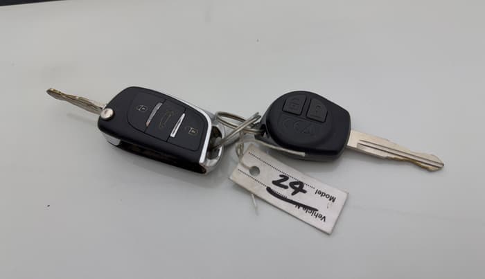 2017 Maruti Swift Dzire LXI, Petrol, Manual, 1,07,069 km, Key Close Up