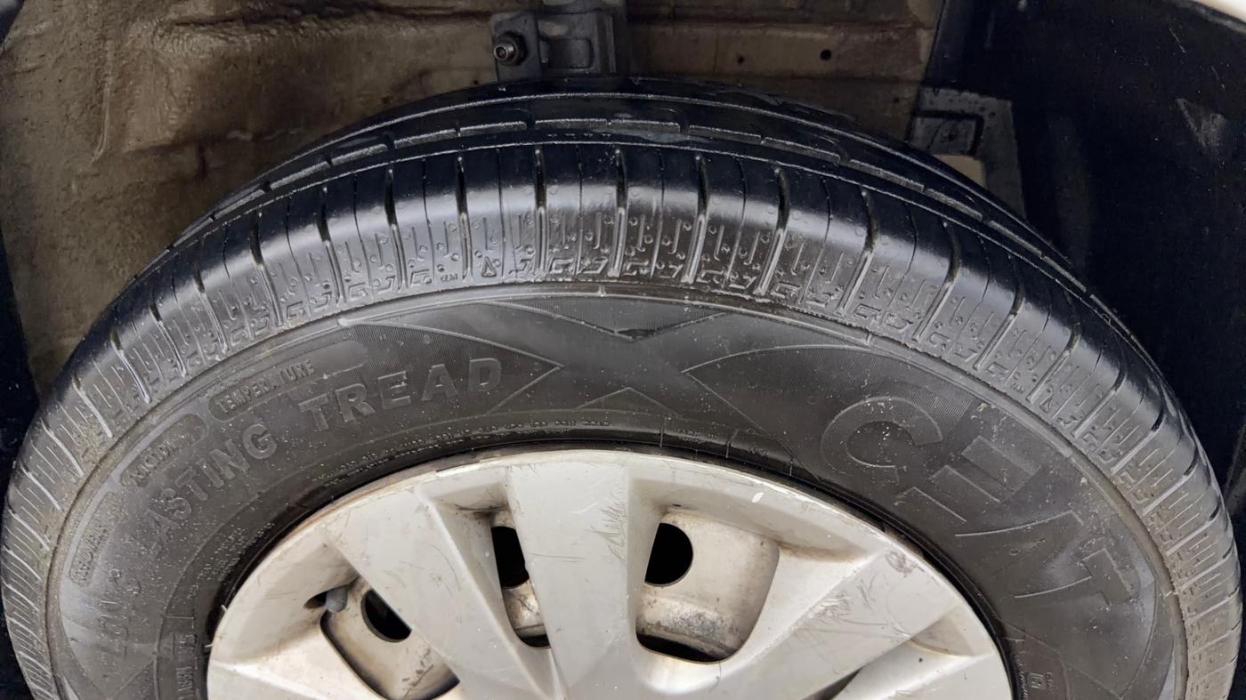 2017 Maruti Swift Dzire LXI, Petrol, Manual, 1,07,069 km, Right Front Tyre Tread